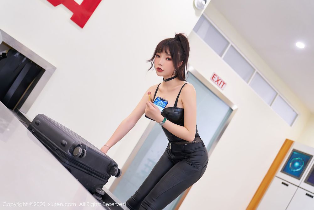 性感女神芝芝Booty - 一袭狂野皮衣不良少女装束写真