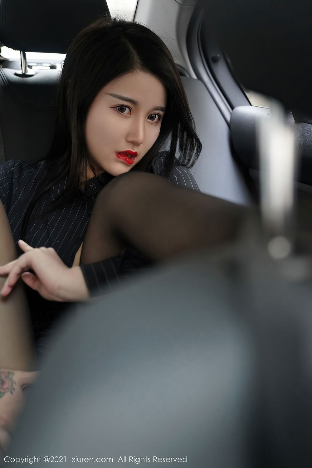 美女模特美七Mia - 车内黑色OL极致魅惑系列写真