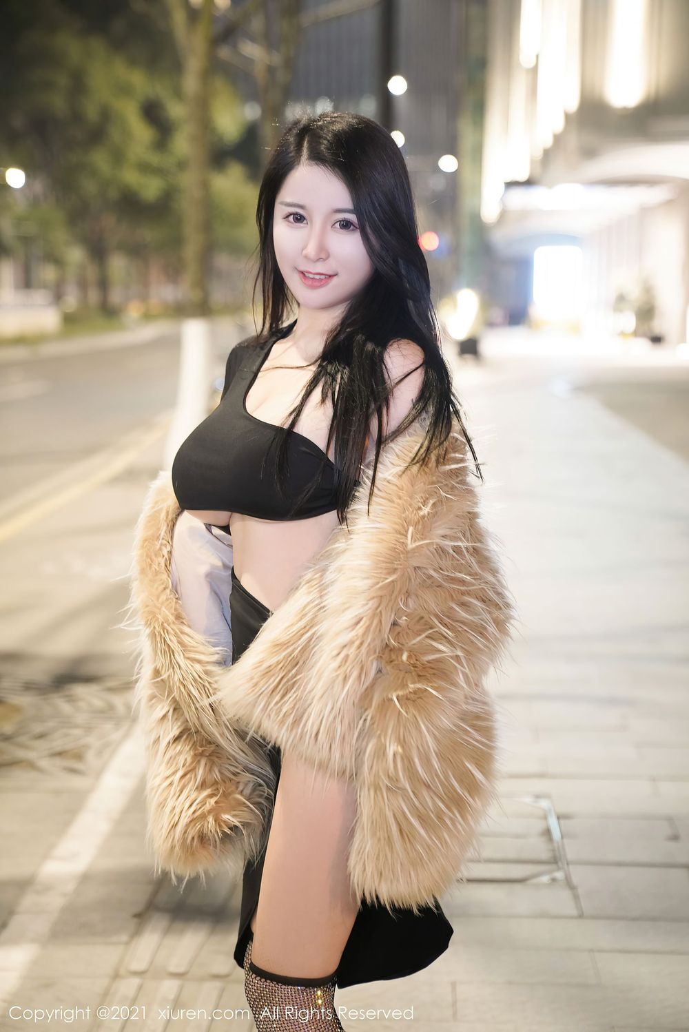 美女模特美七Mia - 轻薄皮草+惹火身段性感写真