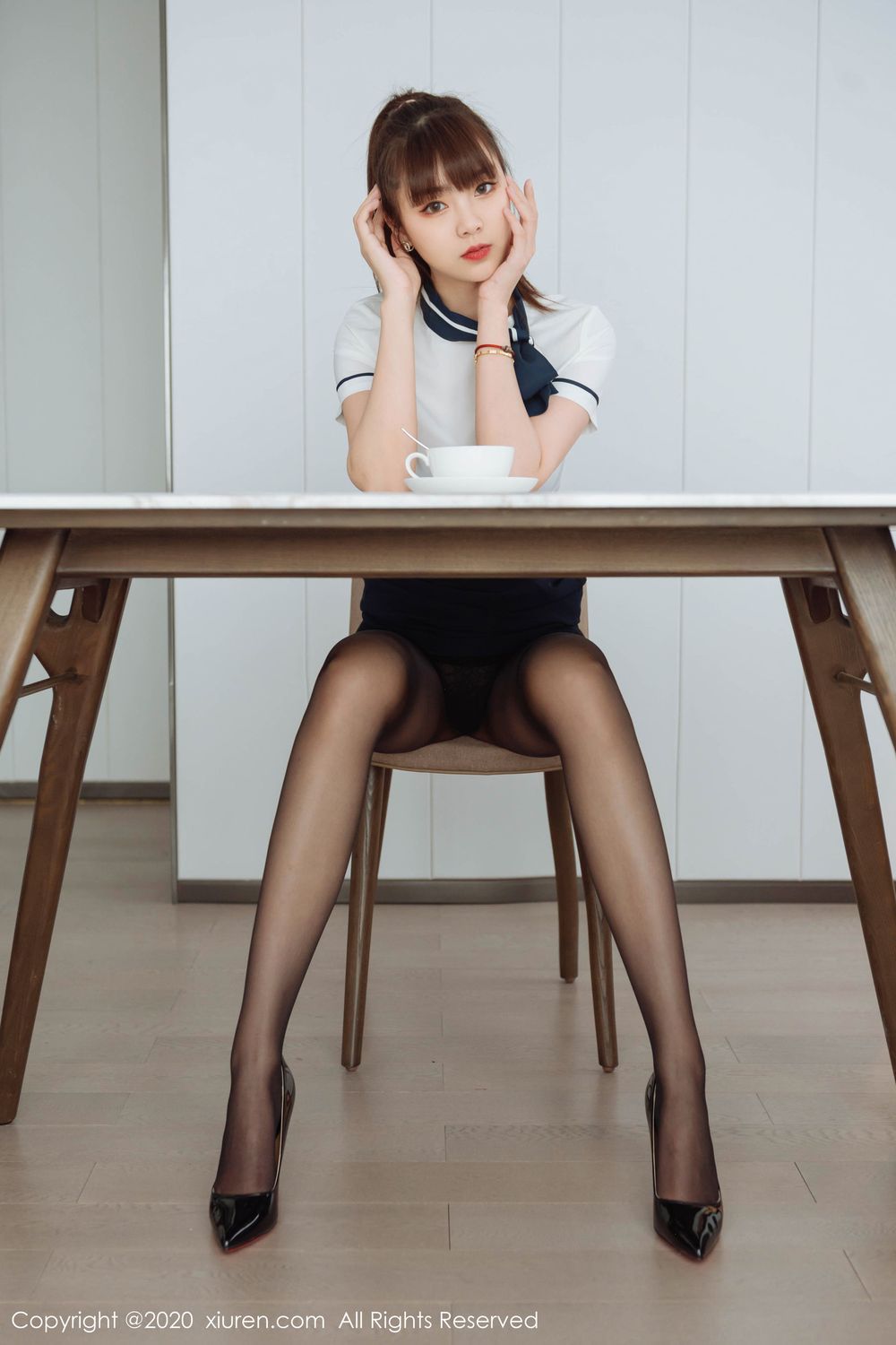 美女模特可樂Vicky - 靓丽制服曼妙身材性感写真