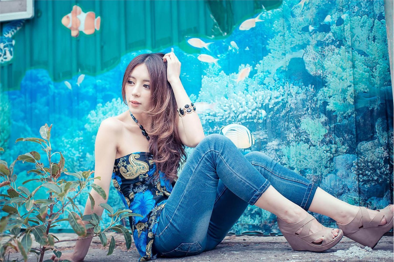 大眼美女张齐郡Julie - 牛仔裤炫彩服饰户外写真