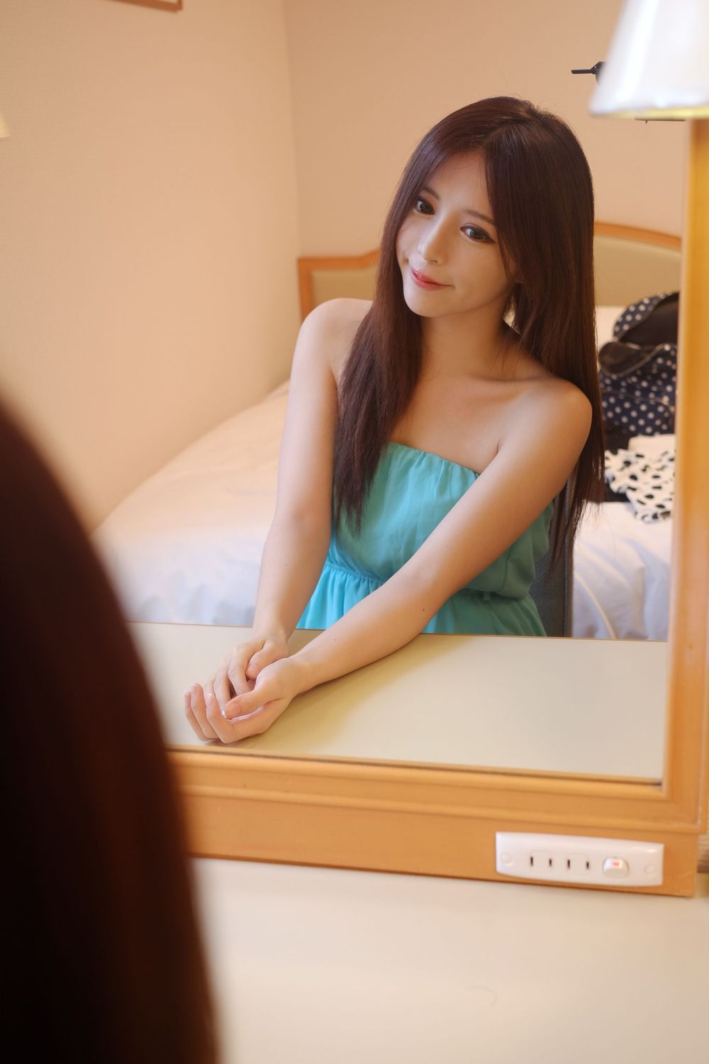 网红嫩模张齐郡JULIE - 化妆镜旁的女神主题写真