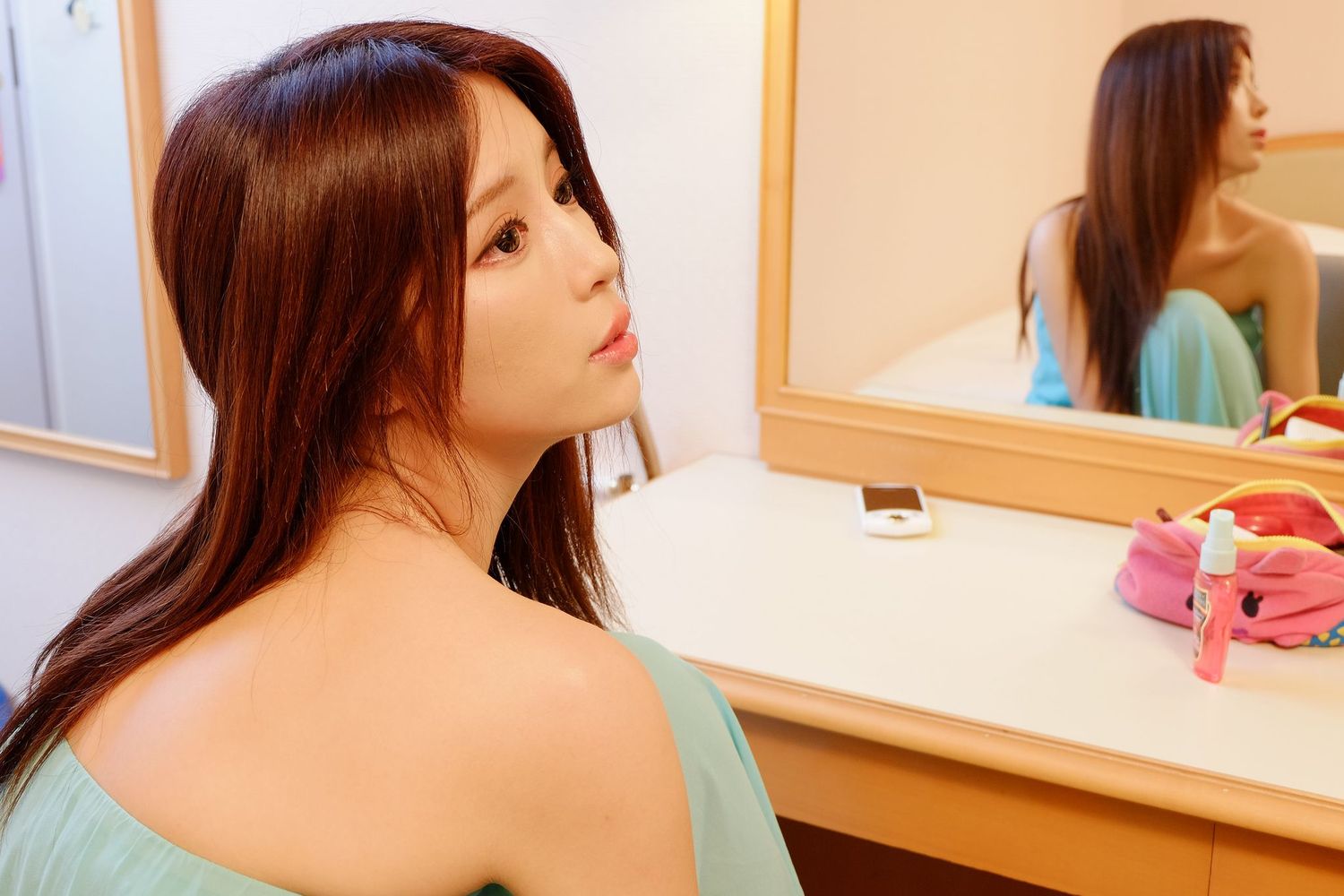 网红嫩模张齐郡JULIE - 化妆镜旁的女神主题写真