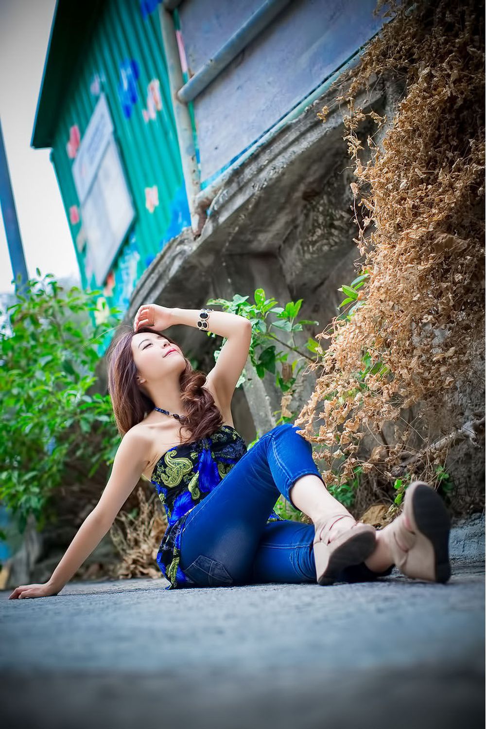 大眼美女张齐郡Julie - 牛仔裤炫彩服饰户外写真
