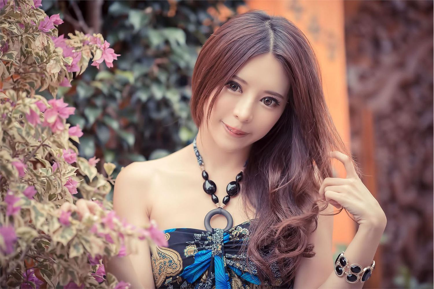 大眼美女张齐郡Julie - 牛仔裤炫彩服饰户外写真