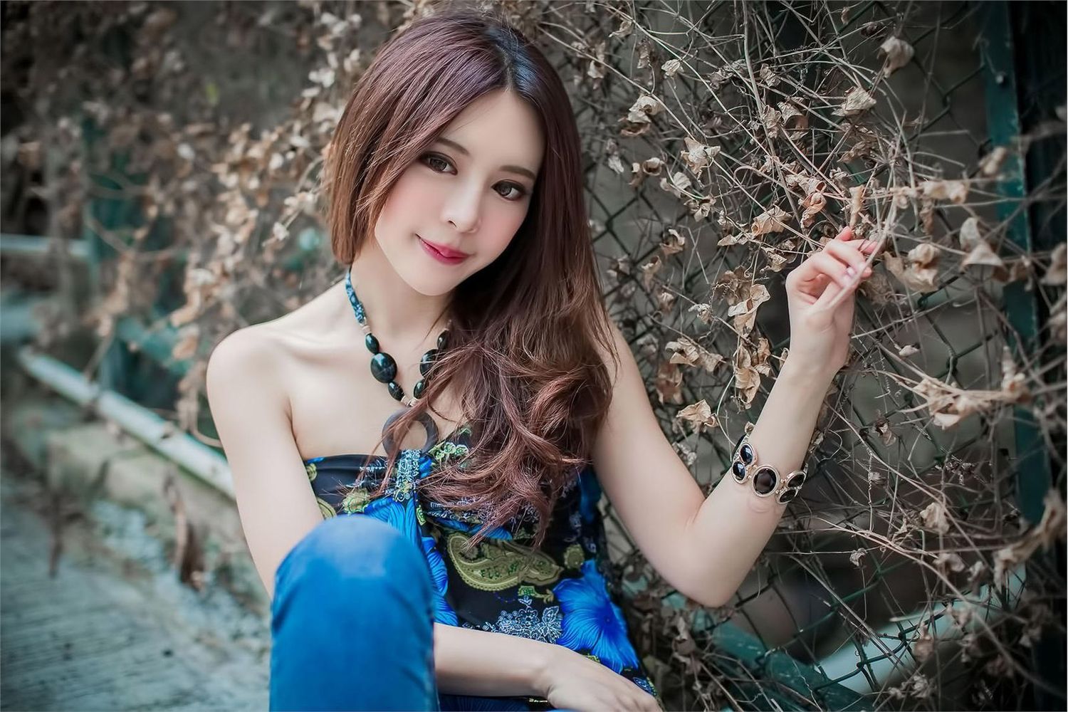 大眼美女张齐郡Julie - 牛仔裤炫彩服饰户外写真