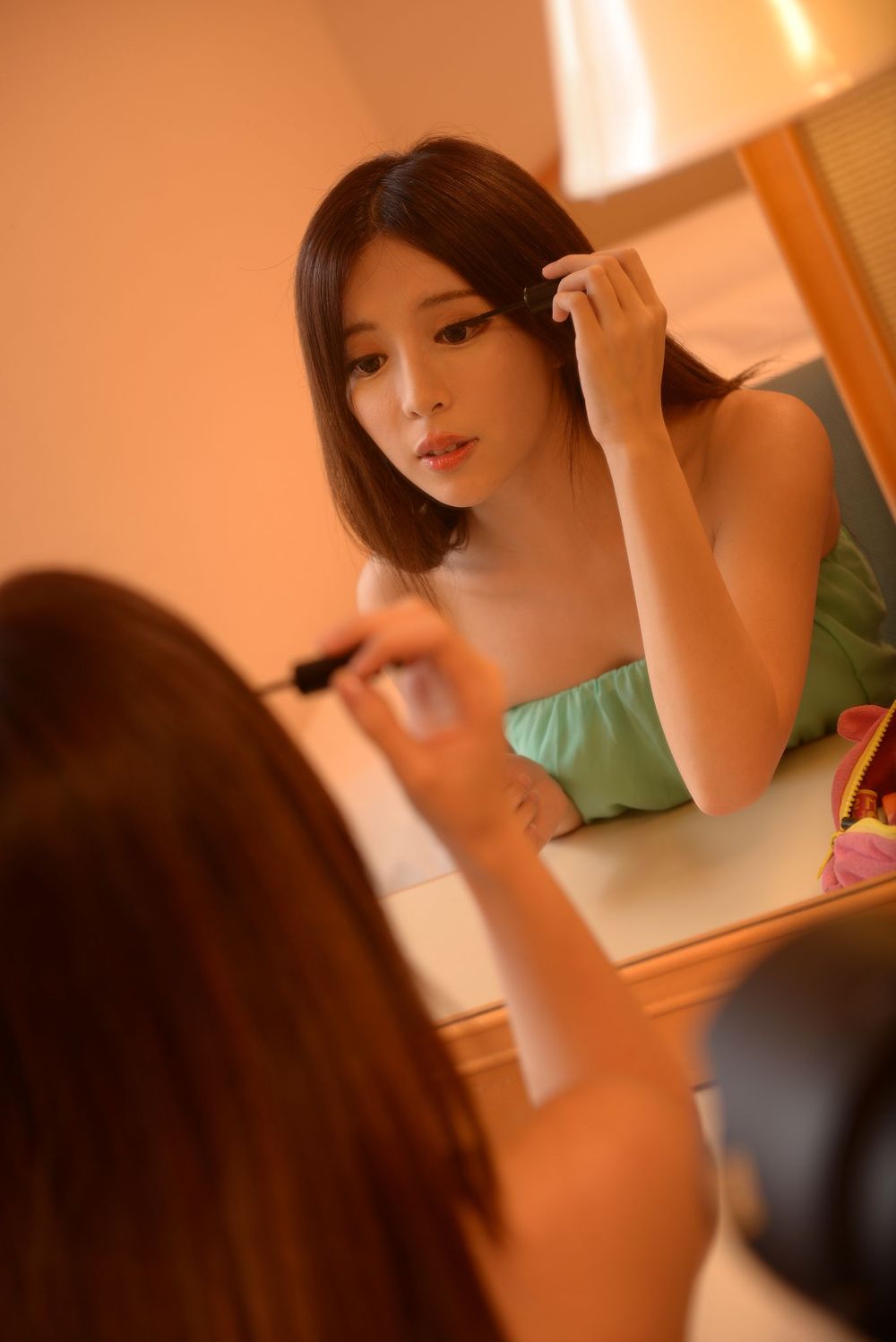 网红嫩模张齐郡JULIE - 化妆镜旁的女神主题写真