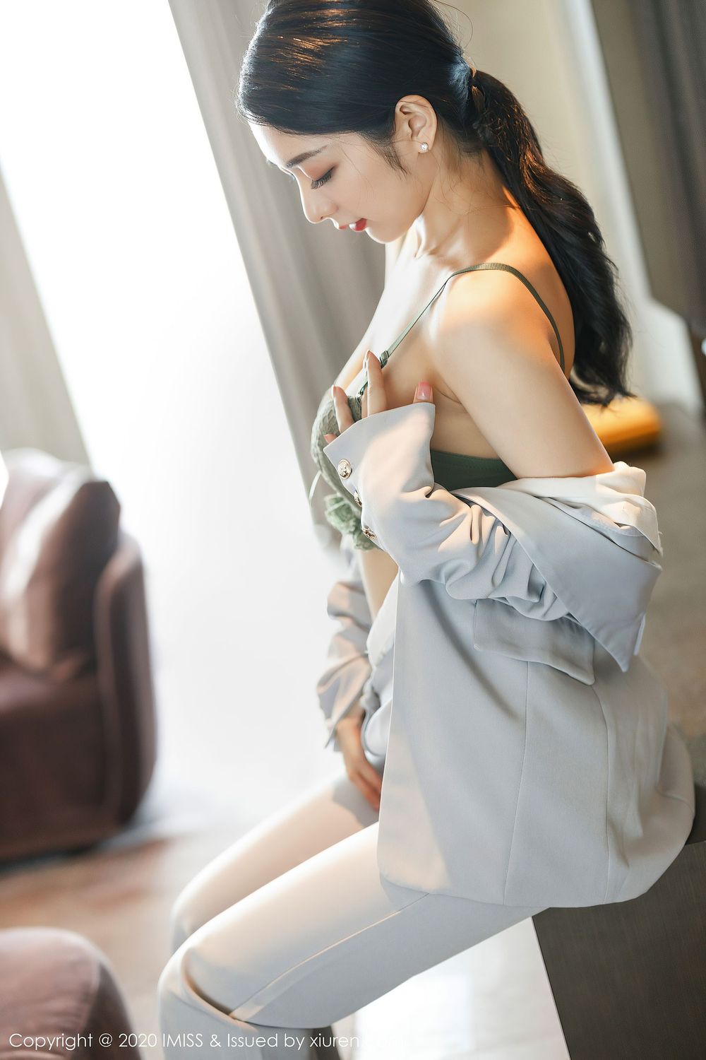 性感女神Angela小热巴 - 西装丝袜美腿职场OL写真