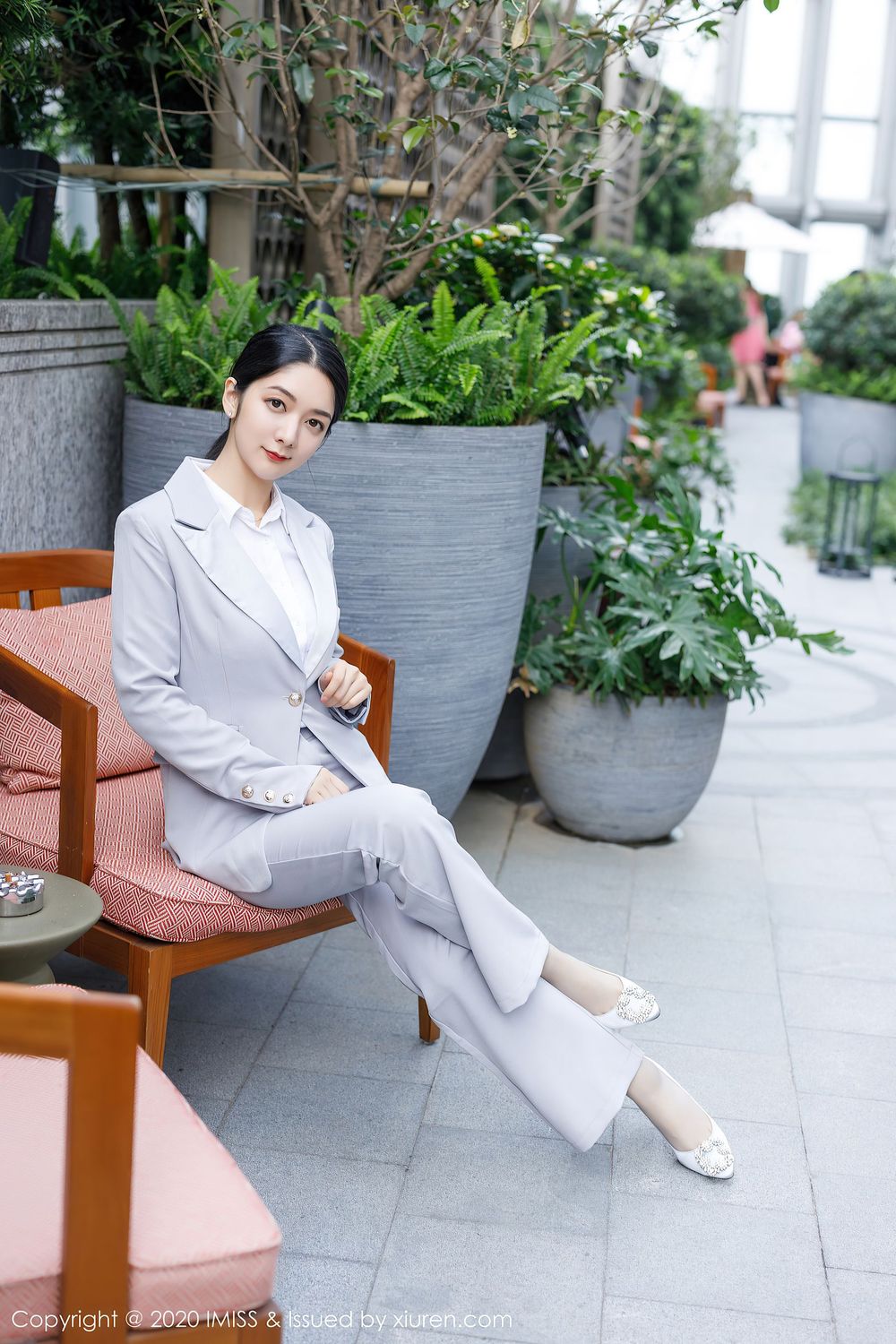 性感女神Angela小热巴 - 西装丝袜美腿职场OL写真