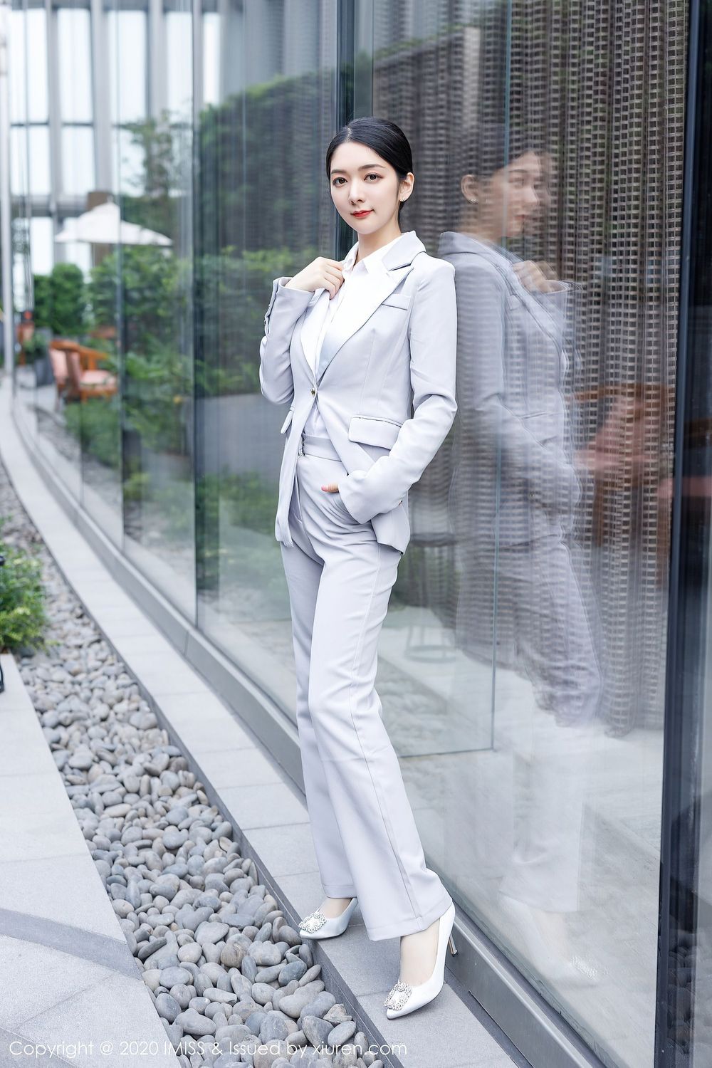 性感女神Angela小热巴 - 西装丝袜美腿职场OL写真