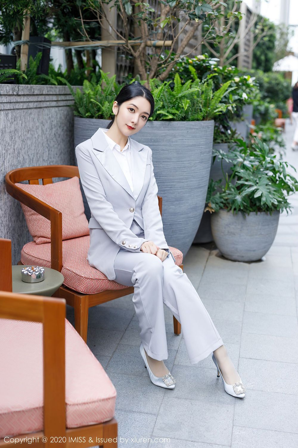 性感女神Angela小热巴 - 西装丝袜美腿职场OL写真