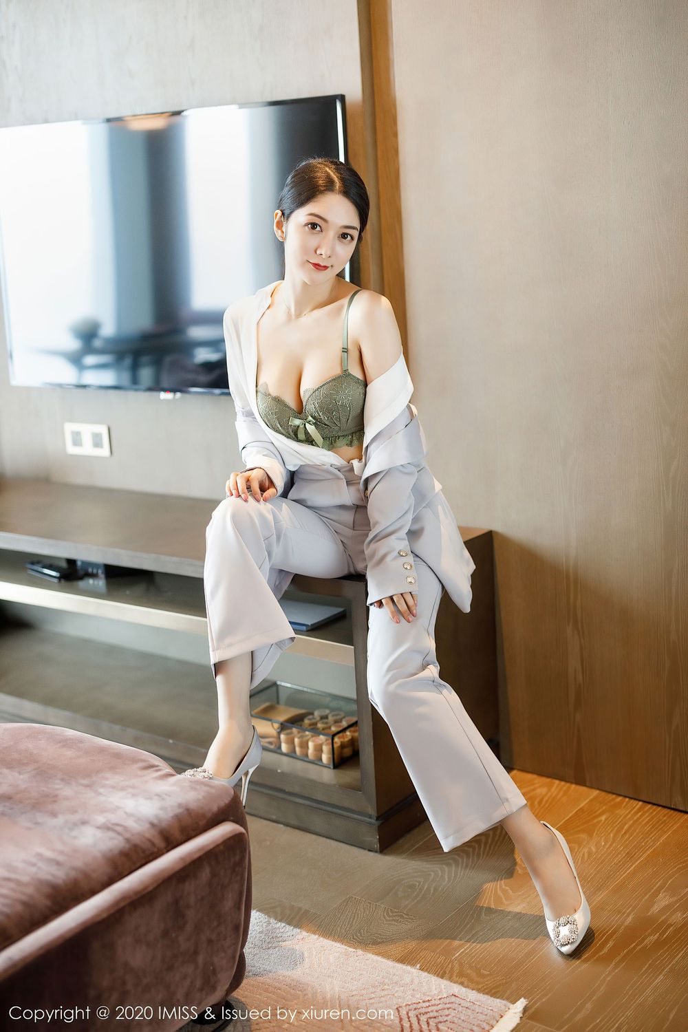 性感女神Angela小热巴 - 西装丝袜美腿职场OL写真