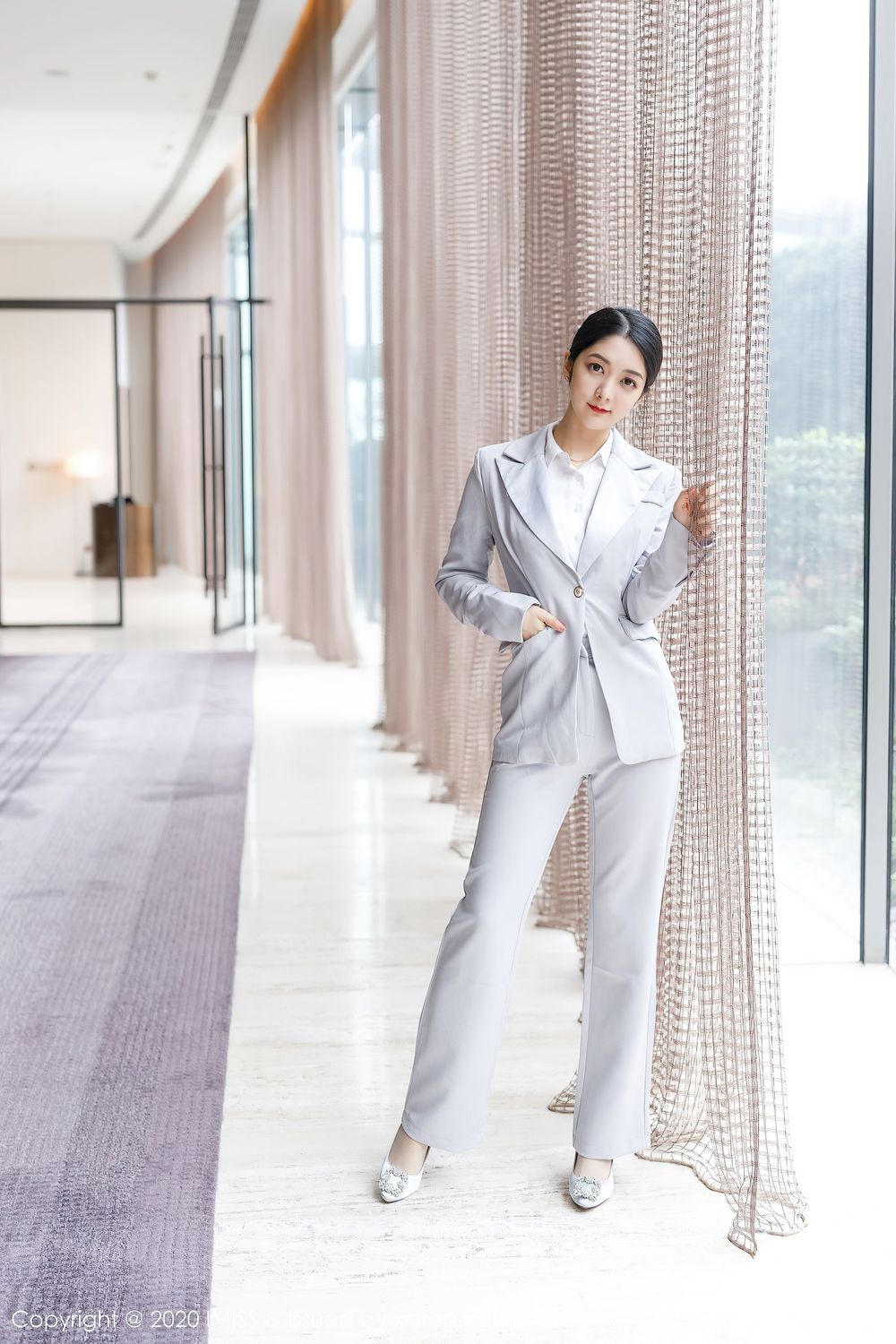 性感女神Angela小热巴 - 西装丝袜美腿职场OL写真