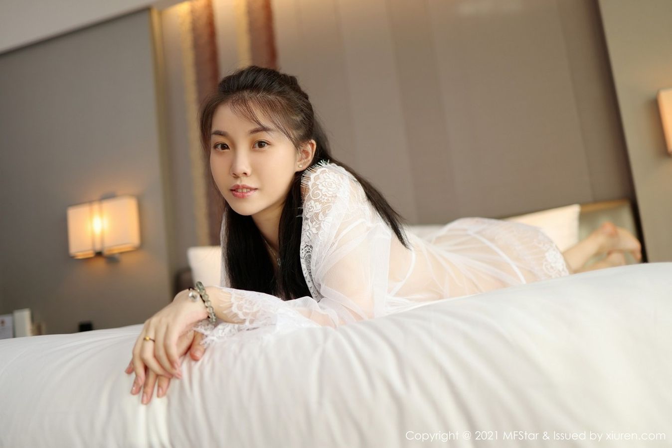 美女模特一颗甜蛋黄a - 居家女友薄纱系列诱惑写真