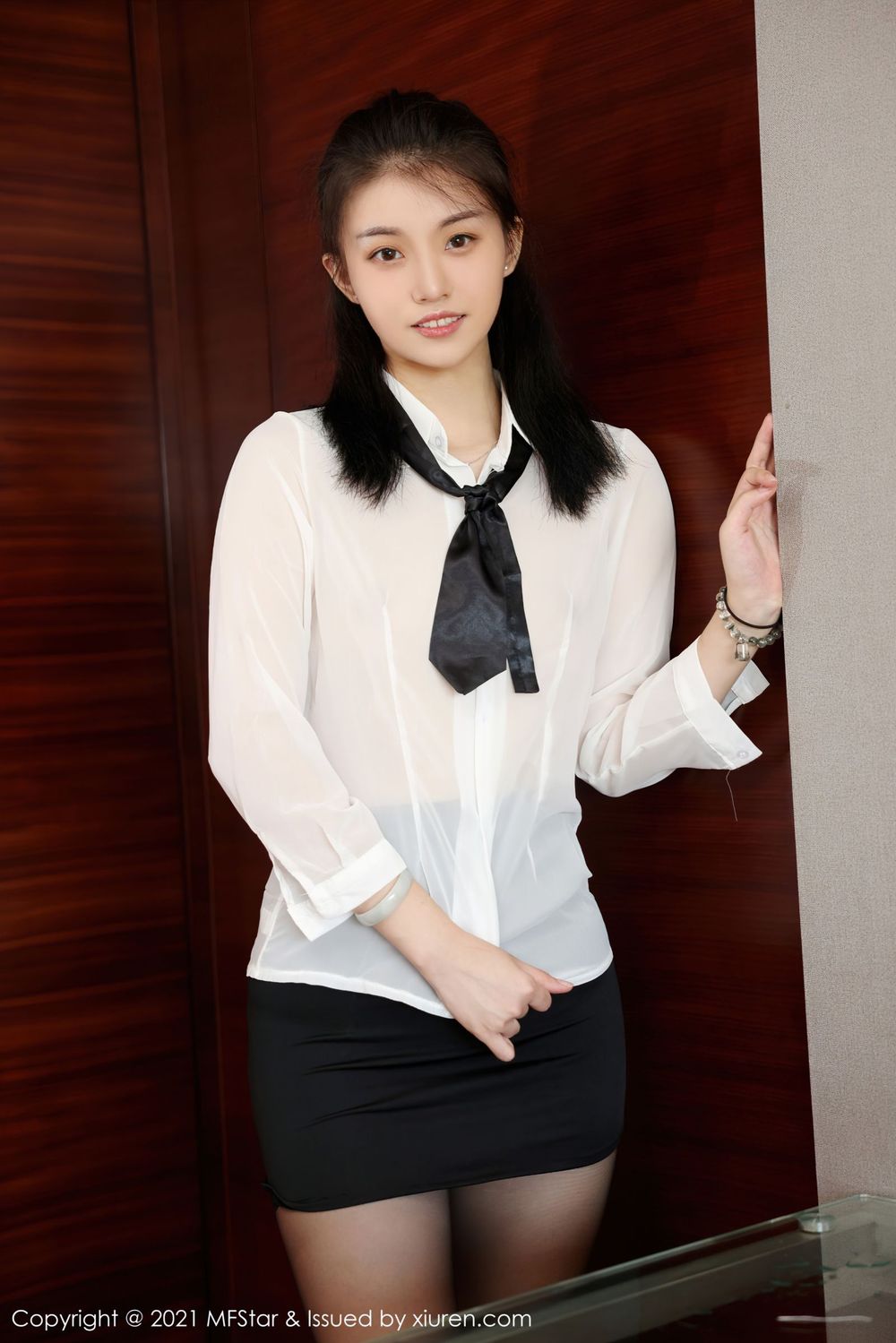 新人模特一颗甜蛋黄a - 白衬衫+黑丝系列首套写真