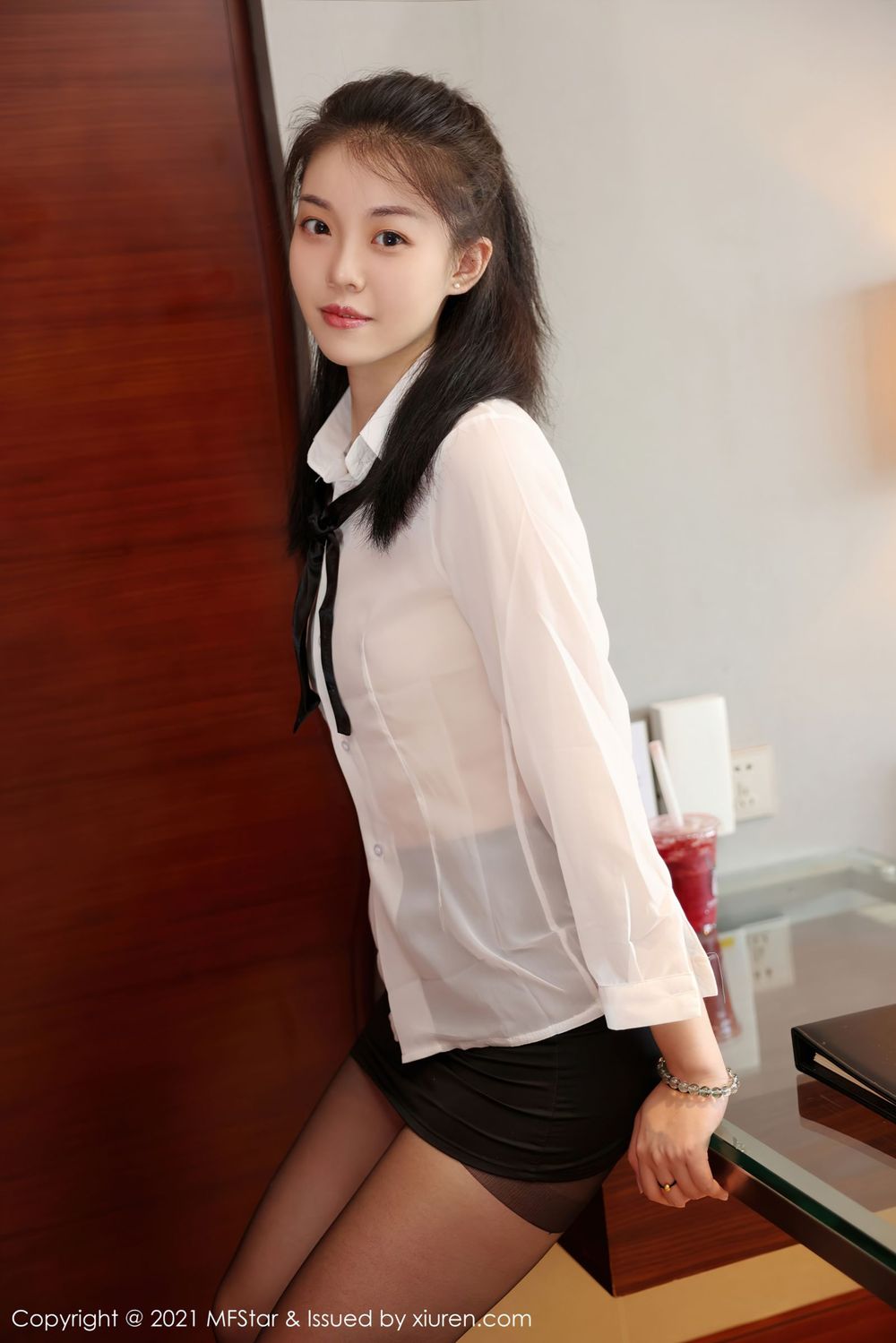 新人模特一颗甜蛋黄a - 白衬衫+黑丝系列首套写真