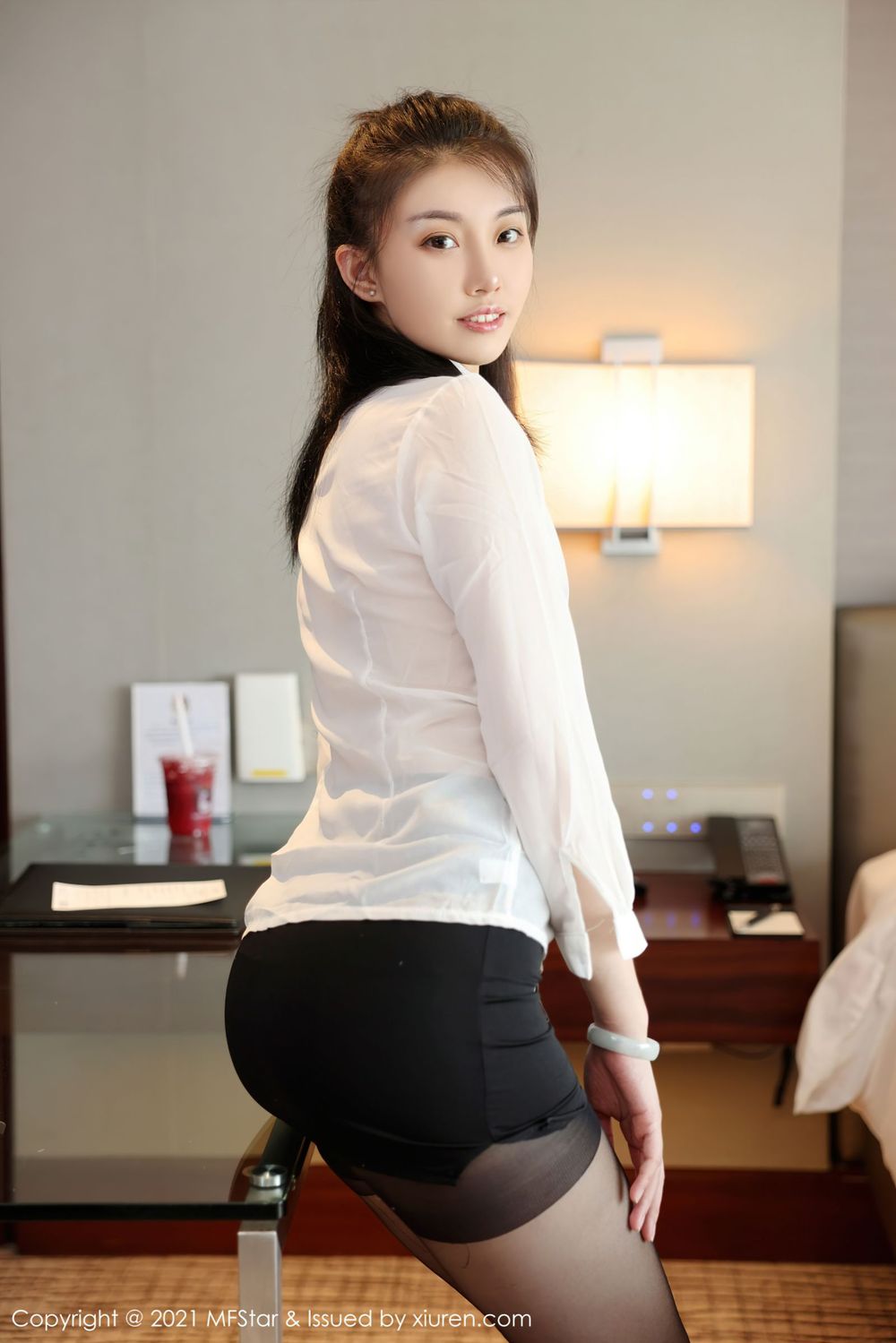 新人模特一颗甜蛋黄a - 白衬衫+黑丝系列首套写真
