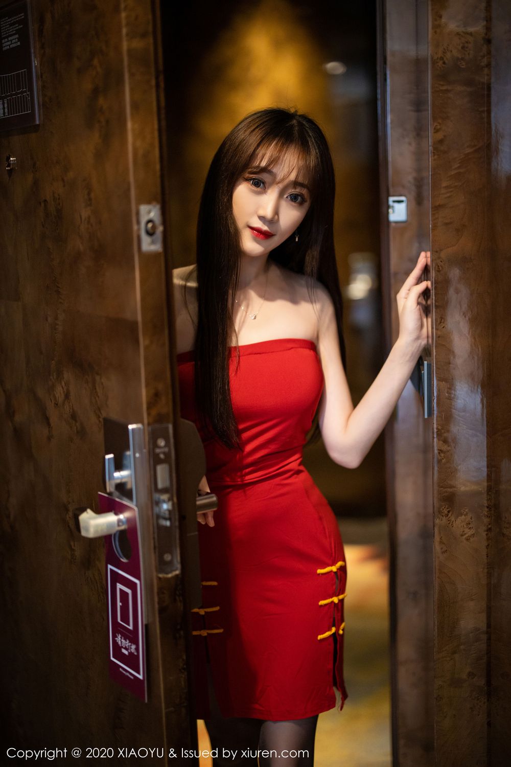 美女模特允儿Claire - 猩红礼服与黑丝美腿系列性感写真