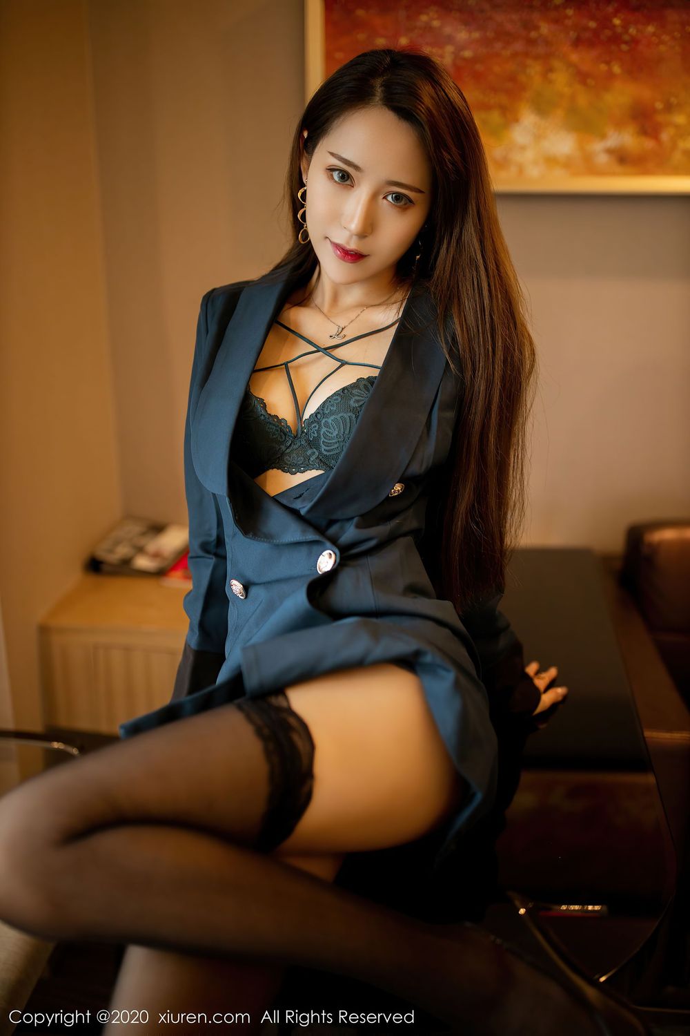 丽质模特周慕汐baby - 气质大衣与黑丝美腿性感写真