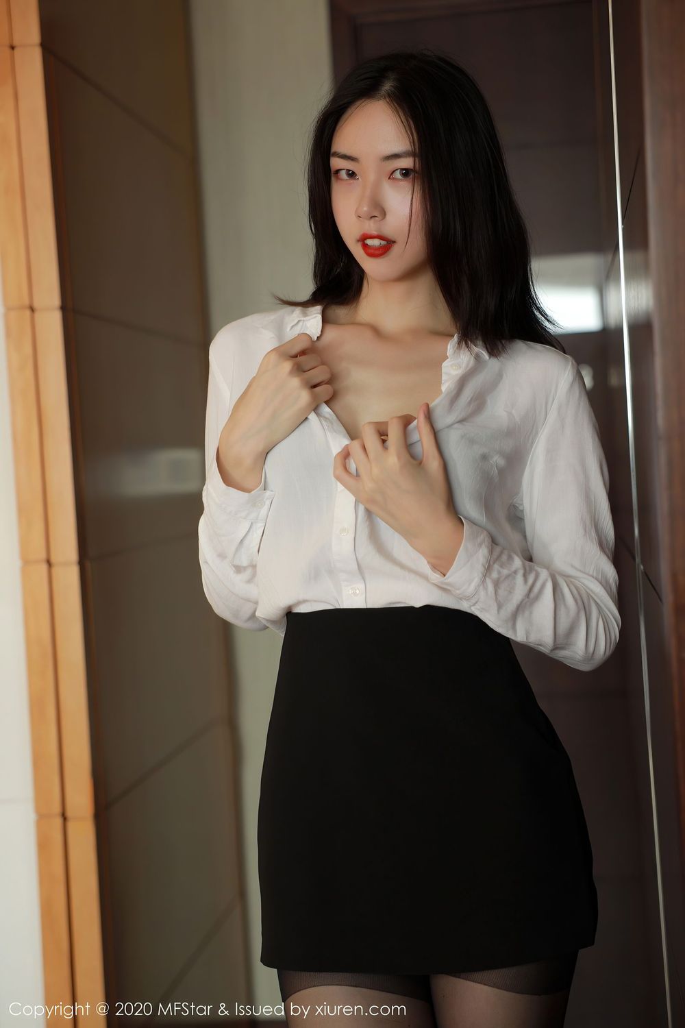 美女模特噜噜妞儿 - 黑丝玉腿+职场OL系列写真