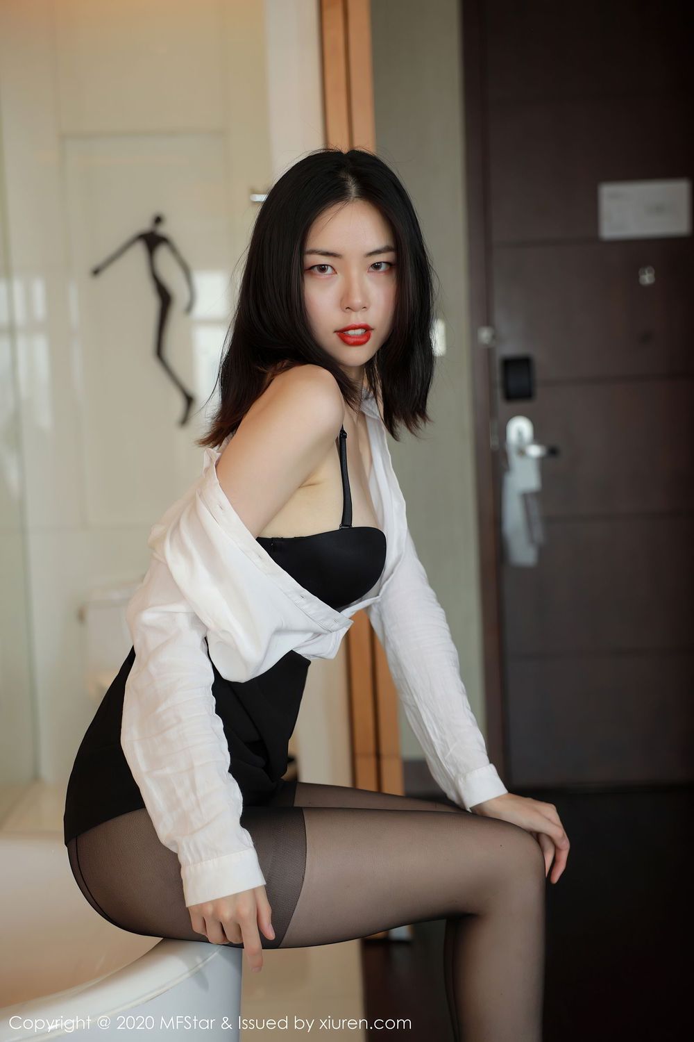 美女模特噜噜妞儿 - 黑丝玉腿+职场OL系列写真