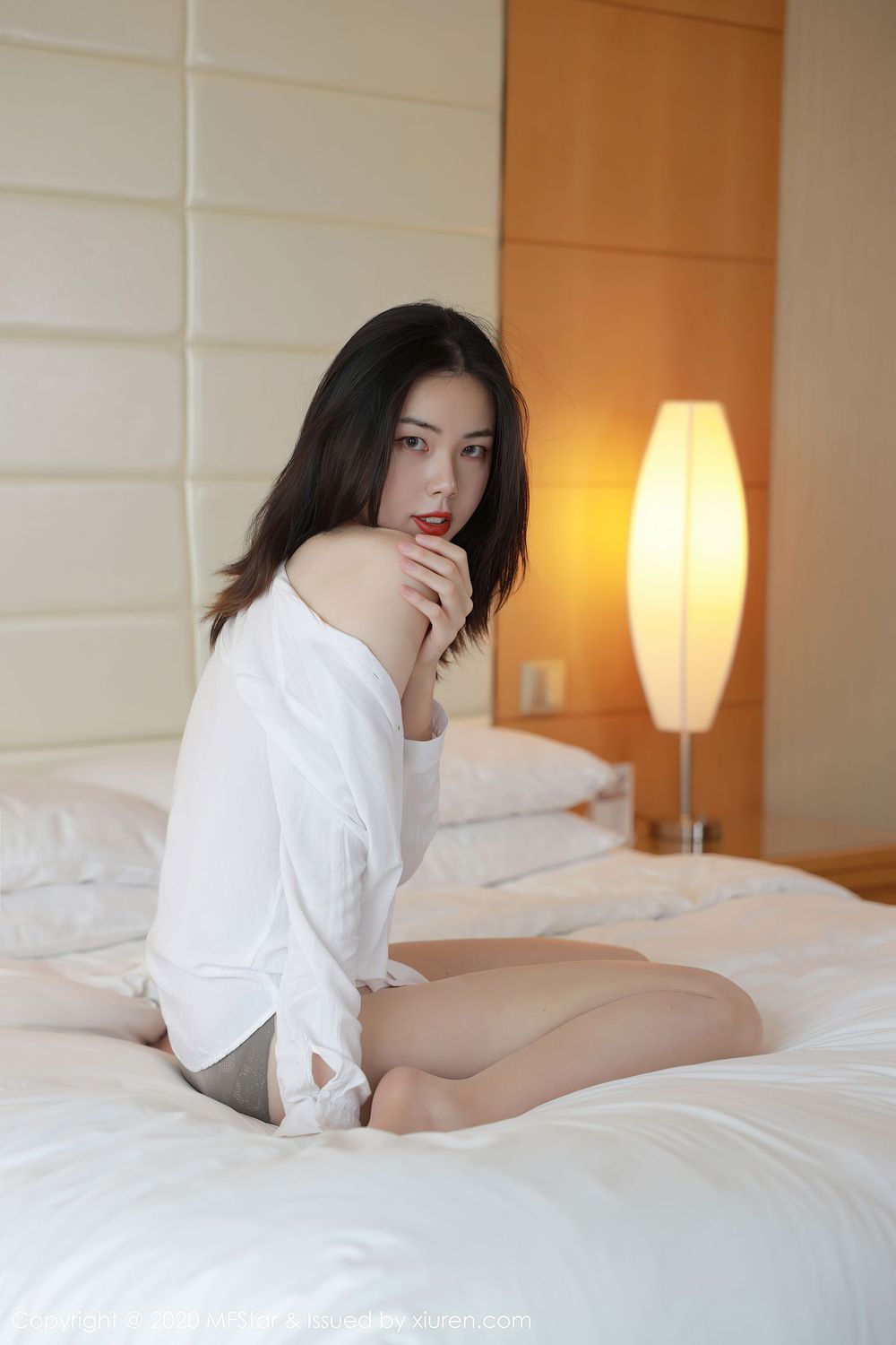 美女模特欧阳美萱MX - 白衬衫与丝袜系列性感写真