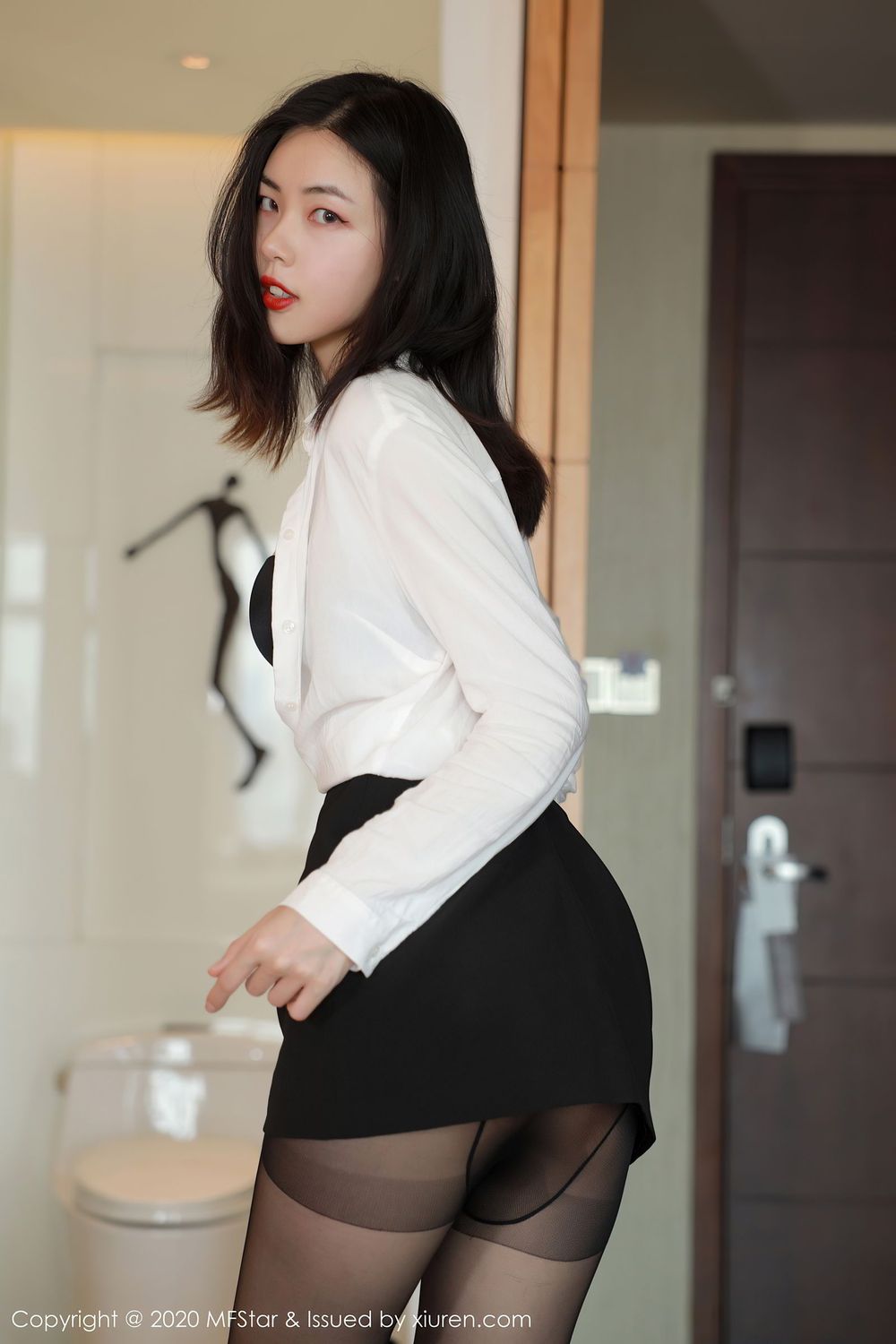 美女模特噜噜妞儿 - 黑丝玉腿+职场OL系列写真