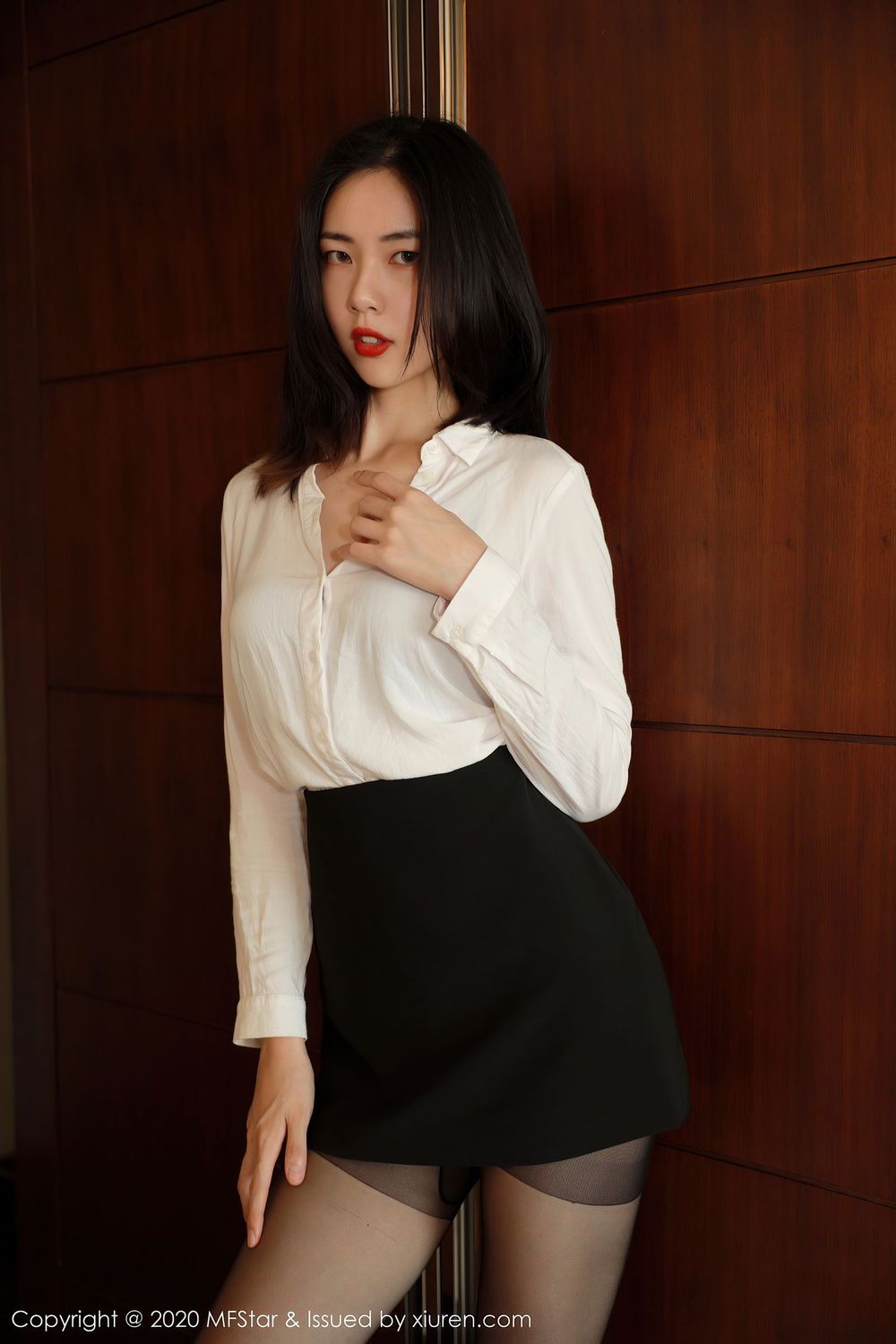 美女模特噜噜妞儿 - 黑丝玉腿+职场OL系列写真