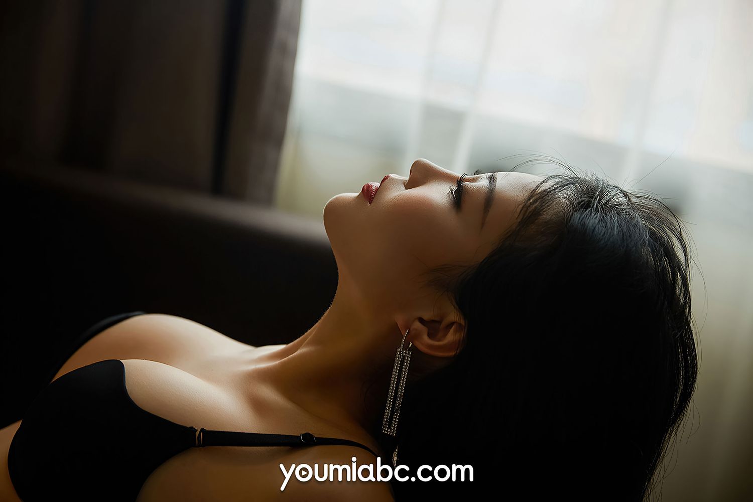 性感嫩模小影 - 牛仔热裤+黑色内衣系列写真