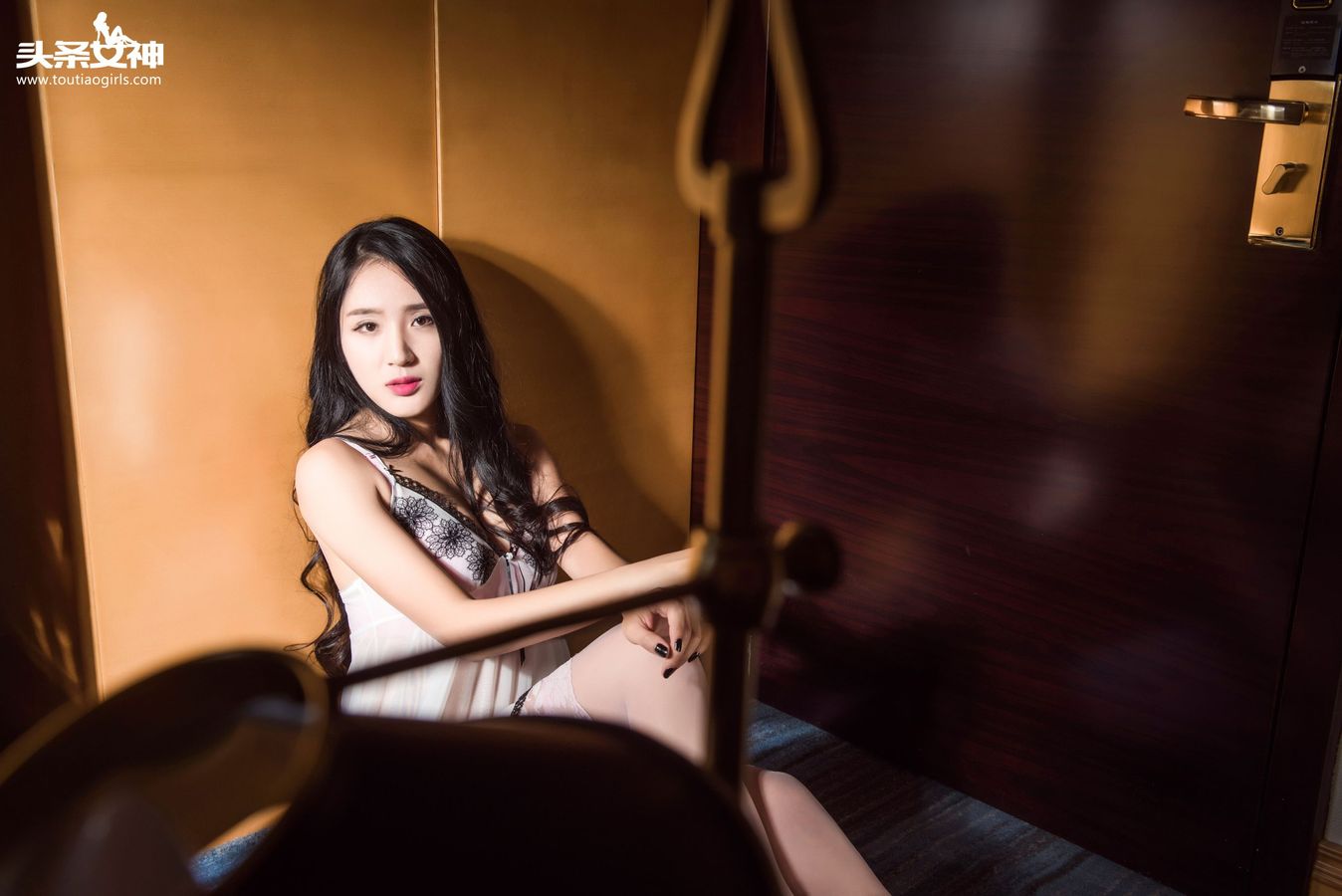 美女模特涟漪sara - 膝枕抚慰睡裙主题写真