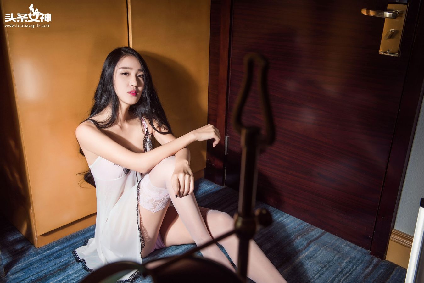 美女模特涟漪sara - 膝枕抚慰睡裙主题写真