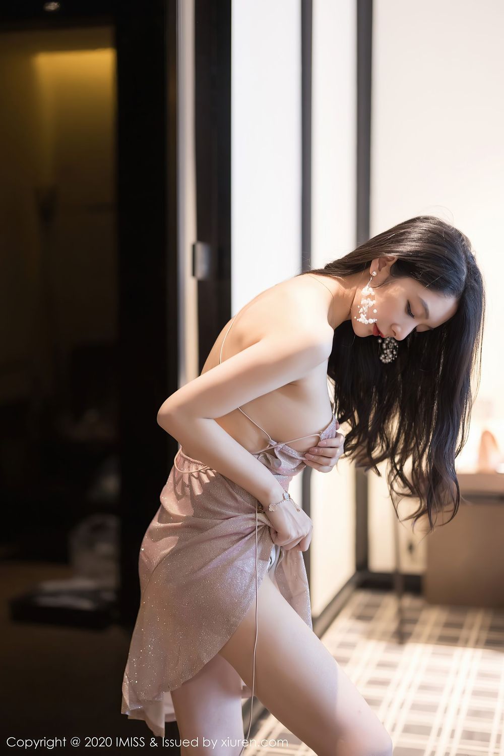 性感女神Angela小热巴 - 典雅吊裙完美曲线迷人写真