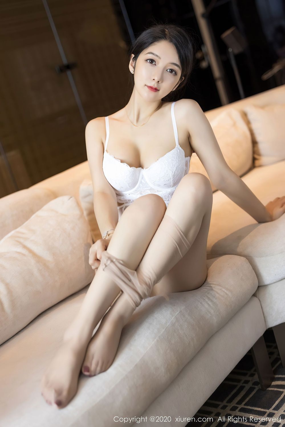 性感女神Angela小热巴 - 米色制服+丝足玉腿飒爽写真