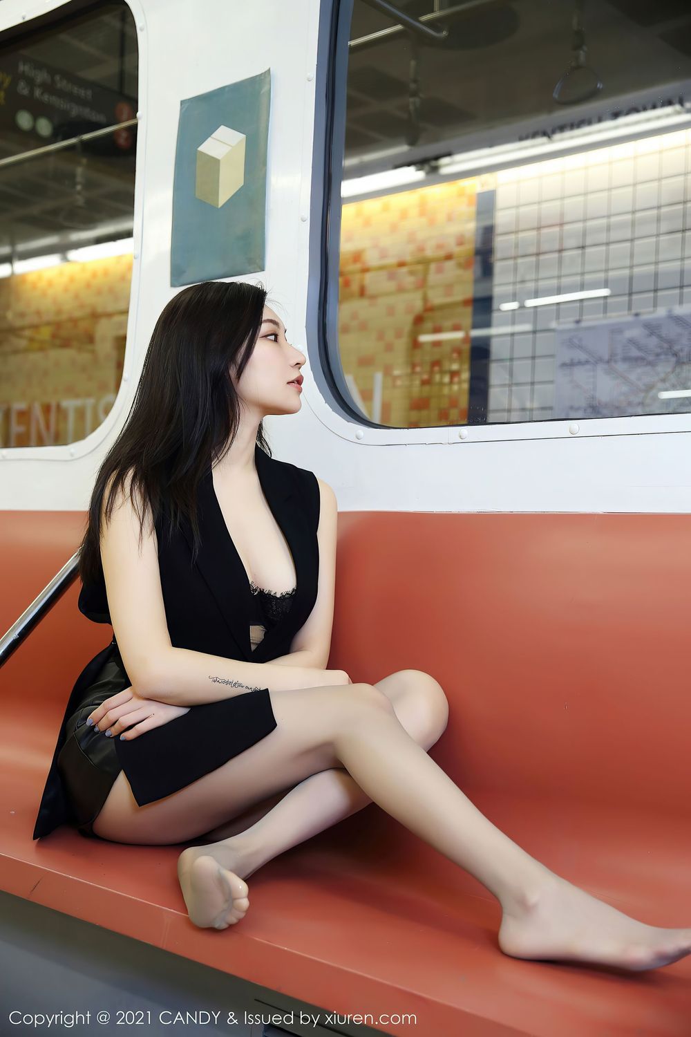 性感女神小狐狸Kathryn - 地铁场景美丽邂逅妩媚写真