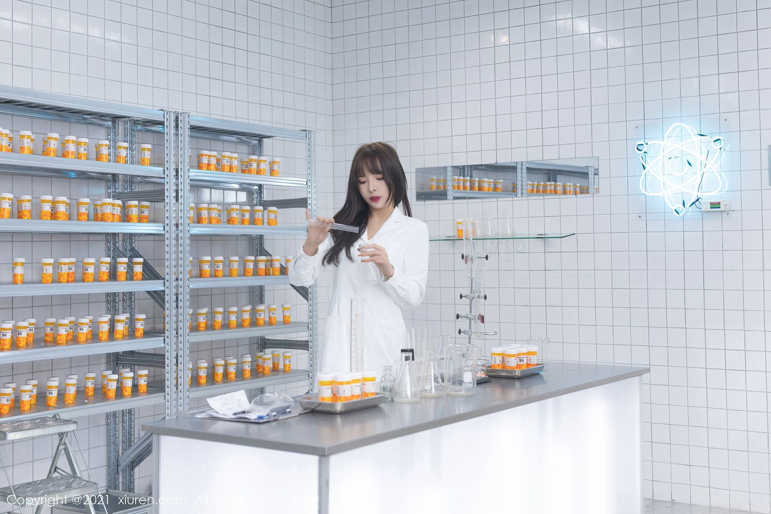 美女模特陈小喵 - 实验室真实场景试药主题性感写真