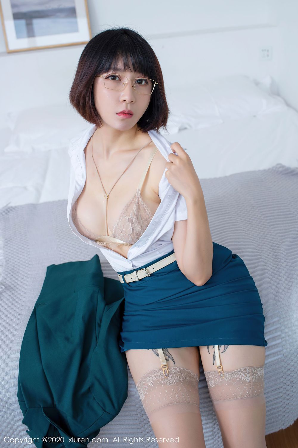 新晋大美妞安妮斯朵拉_Ann - 白衬衫+短裙+肉丝系列写真