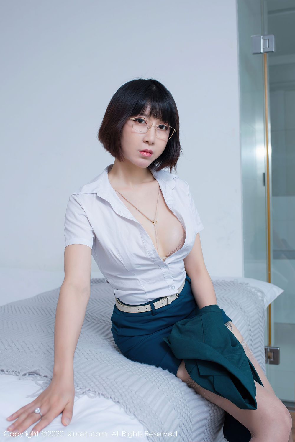新晋大美妞安妮斯朵拉_Ann - 白衬衫+短裙+肉丝系列写真
