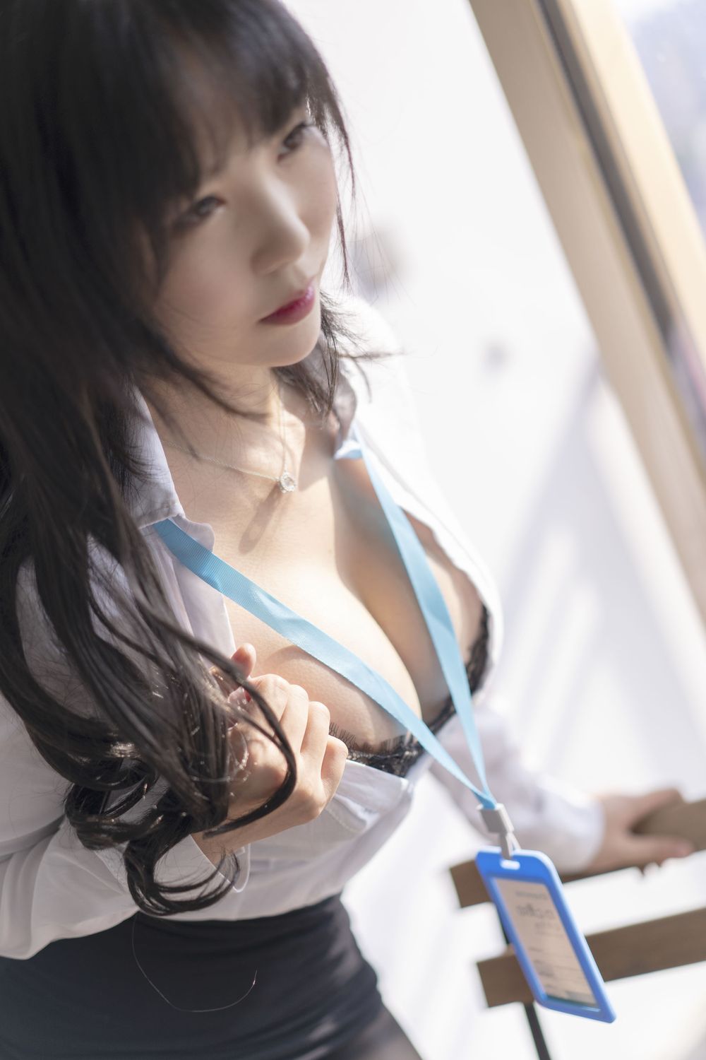 抖娘利世 - 白衬衫黑丝美腿职场OL系列性感写真