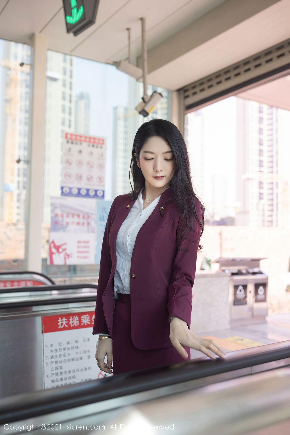 性感女神Angela小热巴 - 末班地铁场景系列娇媚写真