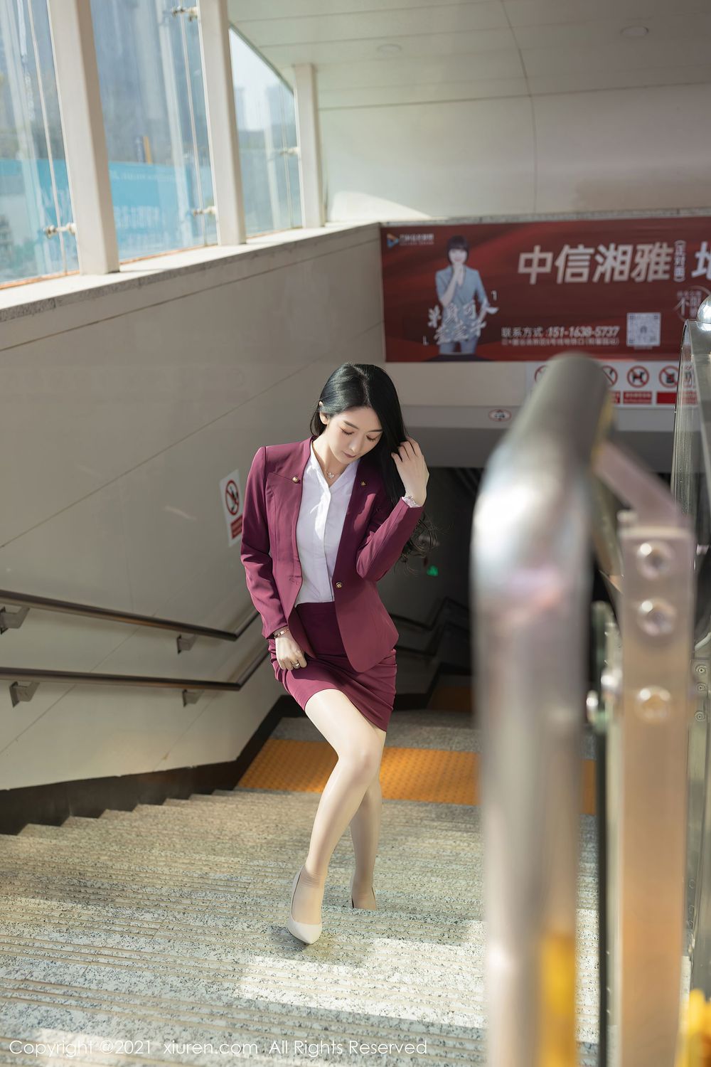 性感女神Angela小热巴 - 末班地铁场景系列娇媚写真