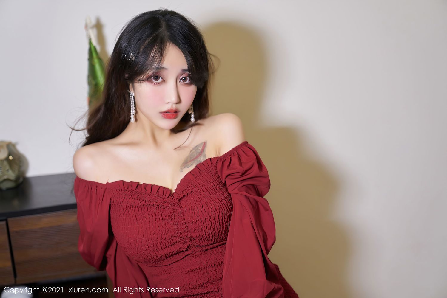美女模特林子欣Freya - 猩红深V抹胸短裙心愿旅拍