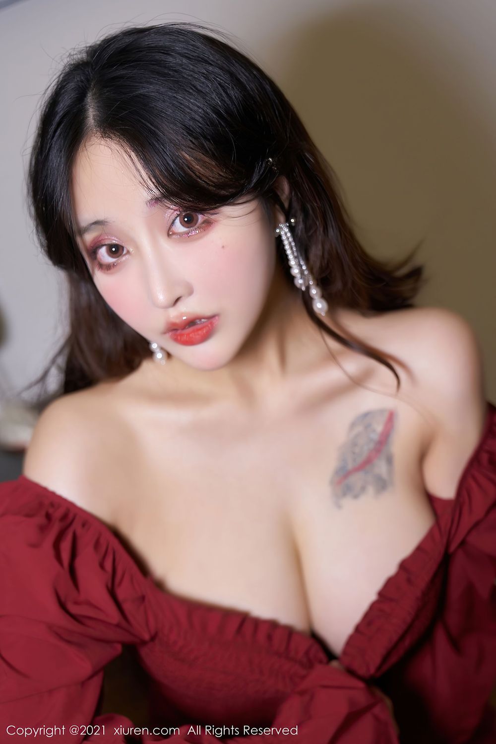 美女模特林子欣Freya - 猩红深V抹胸短裙心愿旅拍