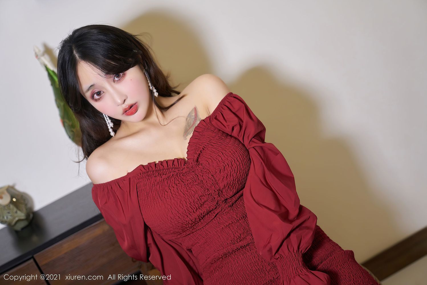 美女模特林子欣Freya - 猩红深V抹胸短裙心愿旅拍