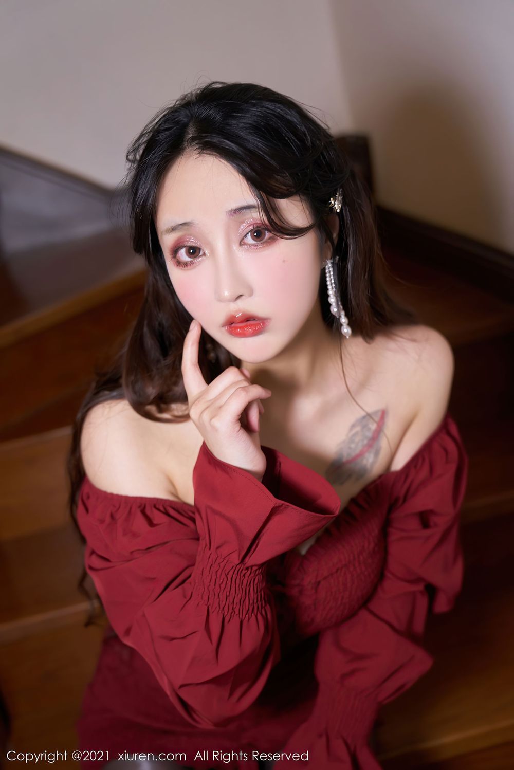 美女模特林子欣Freya - 猩红深V抹胸短裙心愿旅拍