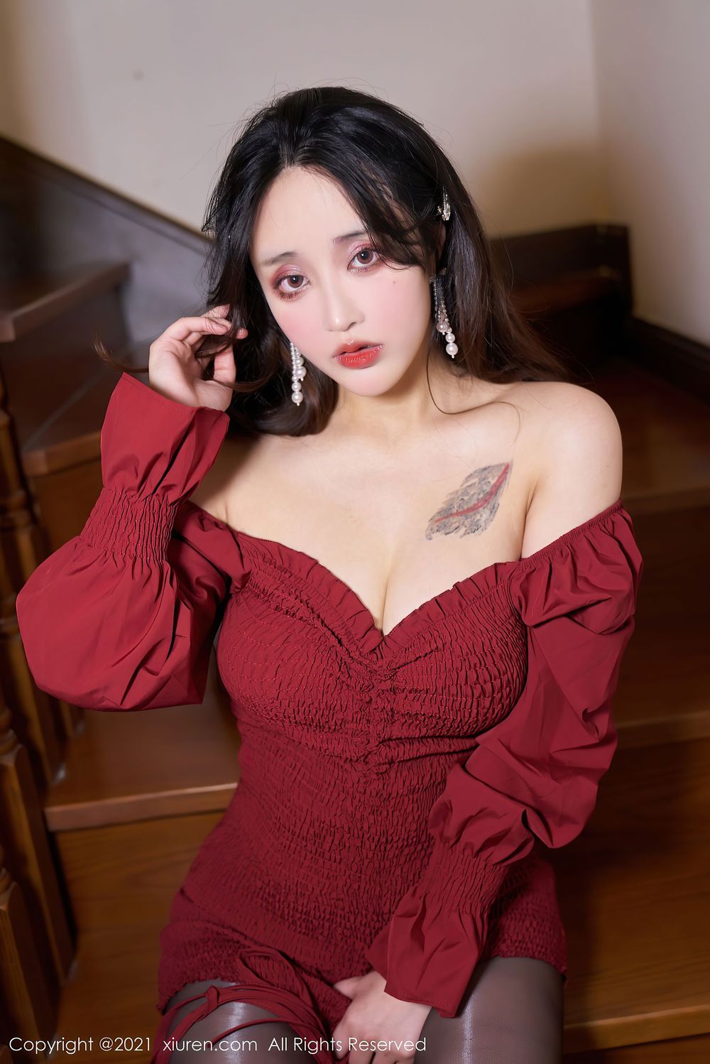 美女模特林子欣Freya - 猩红深V抹胸短裙心愿旅拍