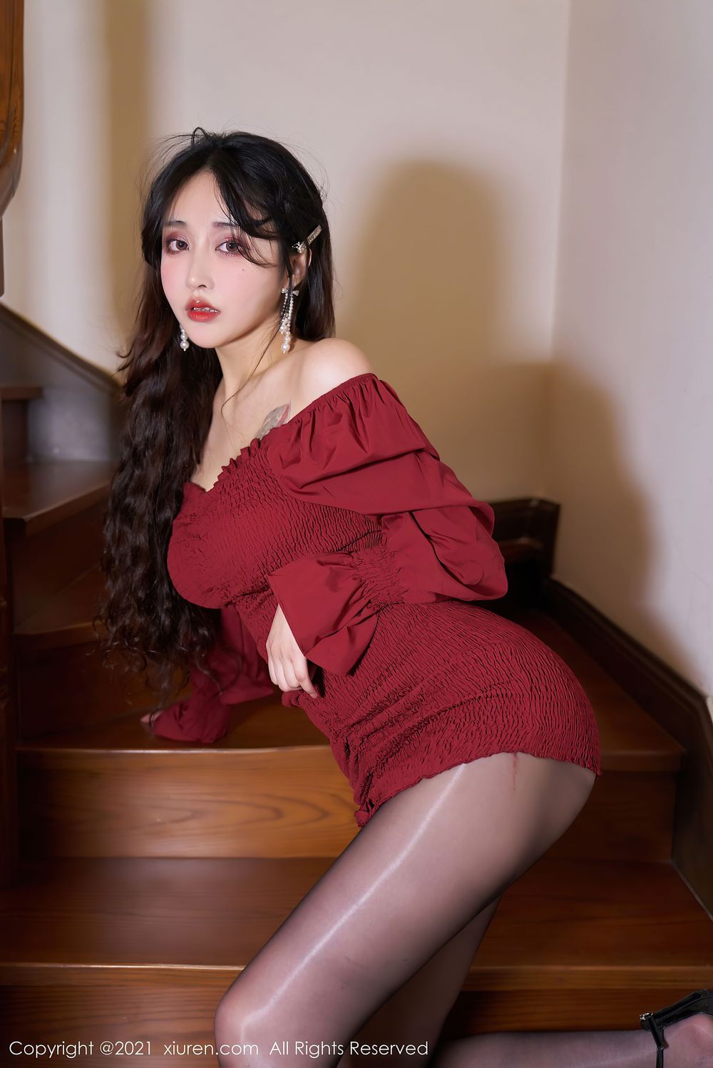 美女模特林子欣Freya - 猩红深V抹胸短裙心愿旅拍
