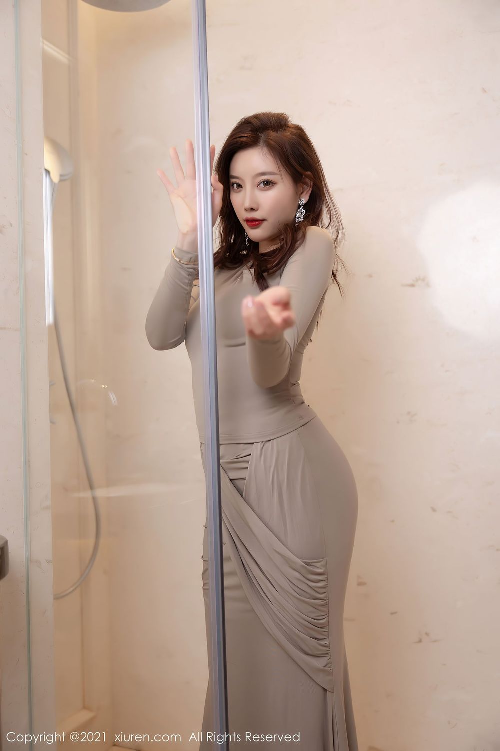 性感女神杨晨晨Yome - 灰色长裙浴室淋漓系列私房写真