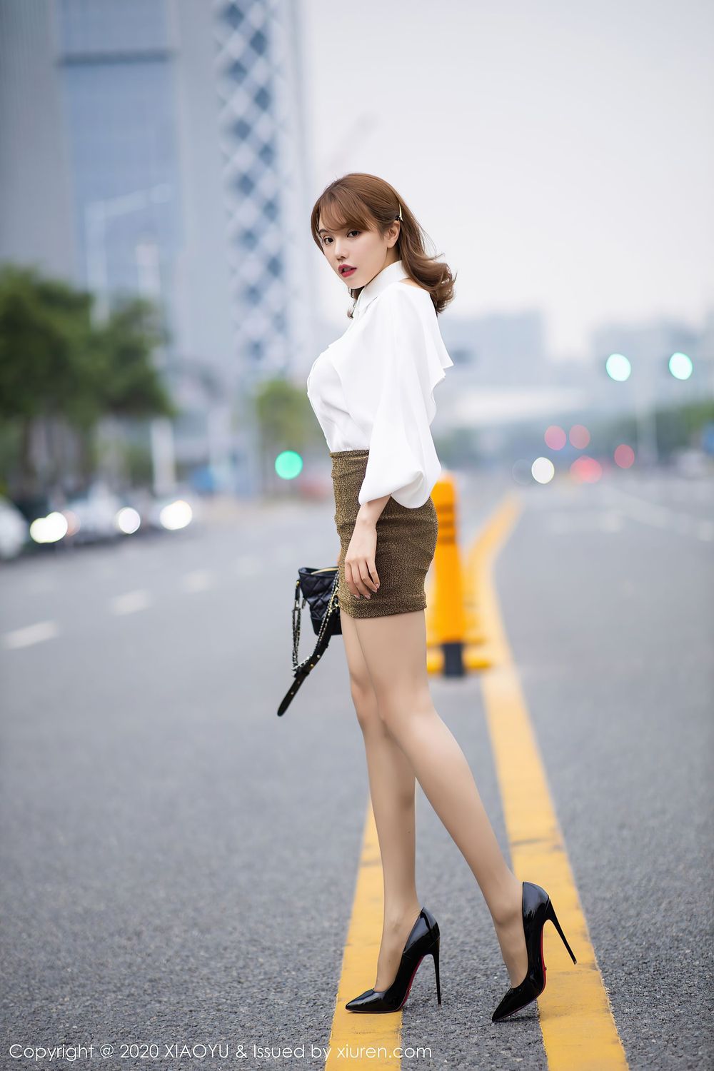 性感女神黄楽然 - 时尚与魅力兼具车拍系列写真