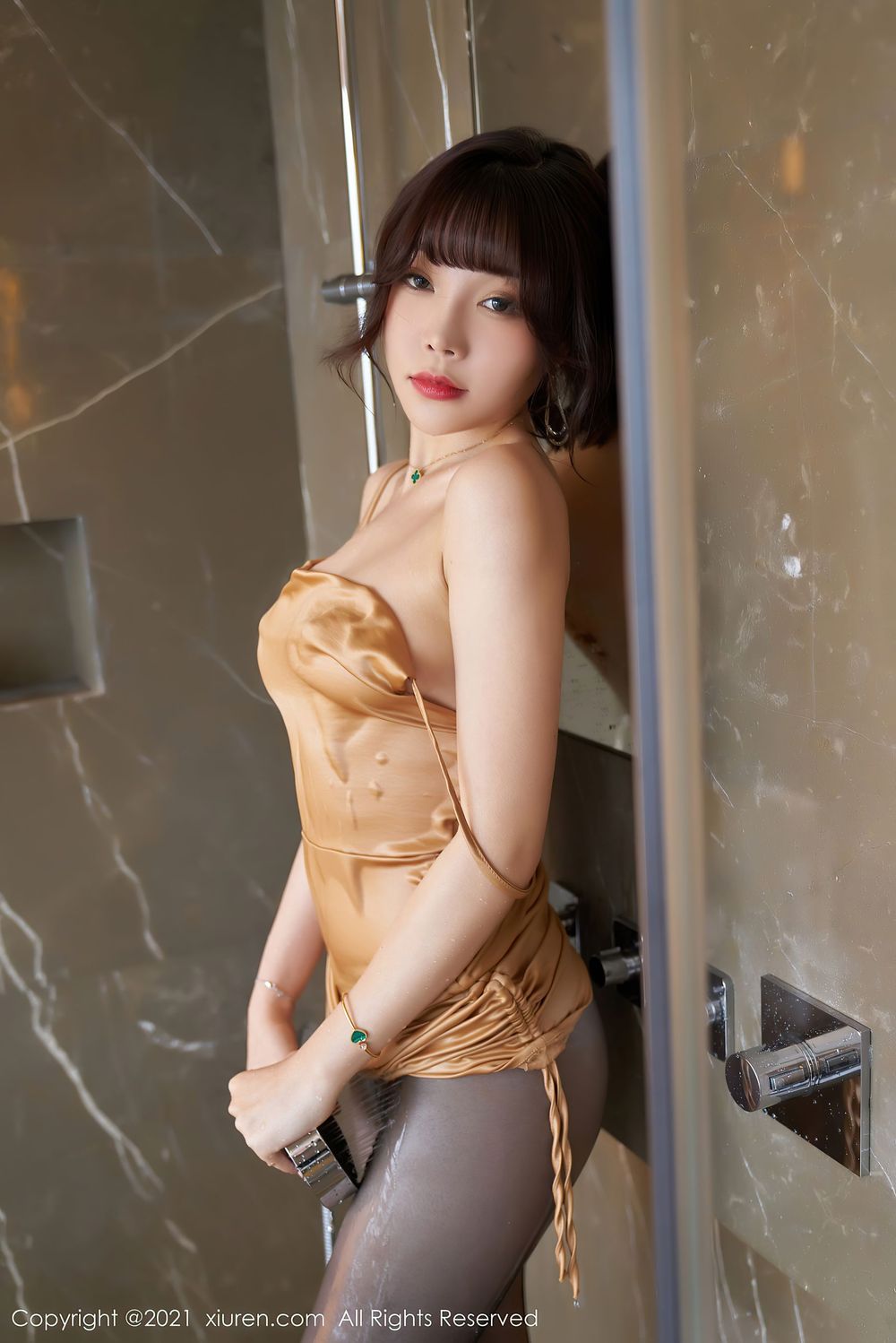 性感女神芝芝Booty - 香槟色吊裙+浴室湿身系列写真