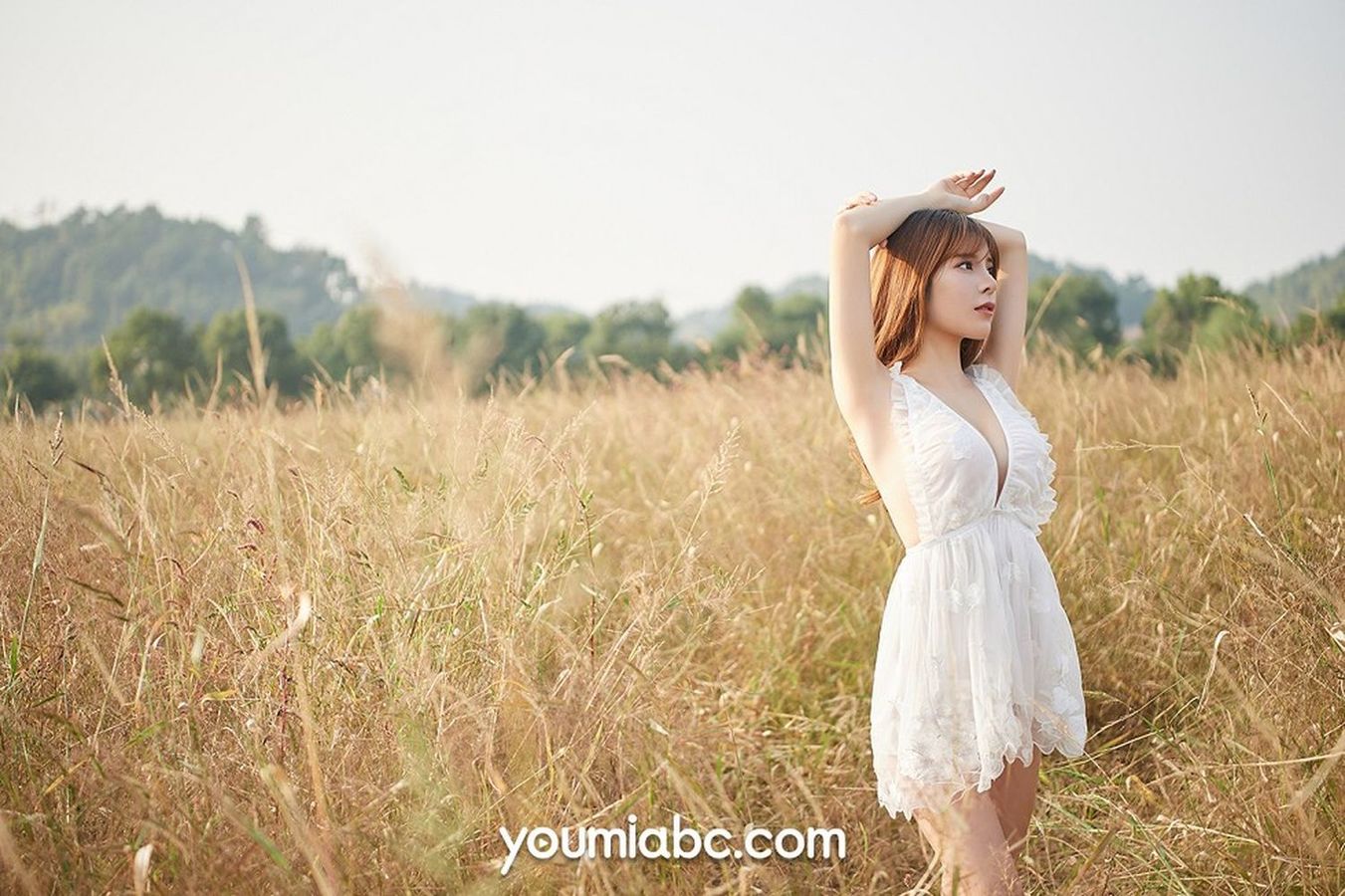 美女模特小语 - 白色吊裙+户外真空主题性感写真